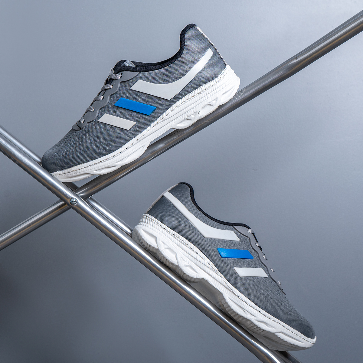 کفش ورزشی مردانه طوسی مدل Maverik