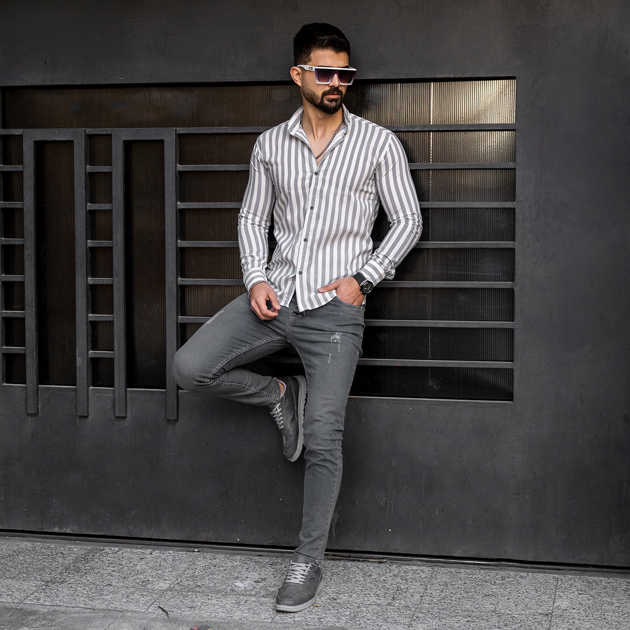 پیراهن راه راه طوسی سفید مردانه مدل HAMED