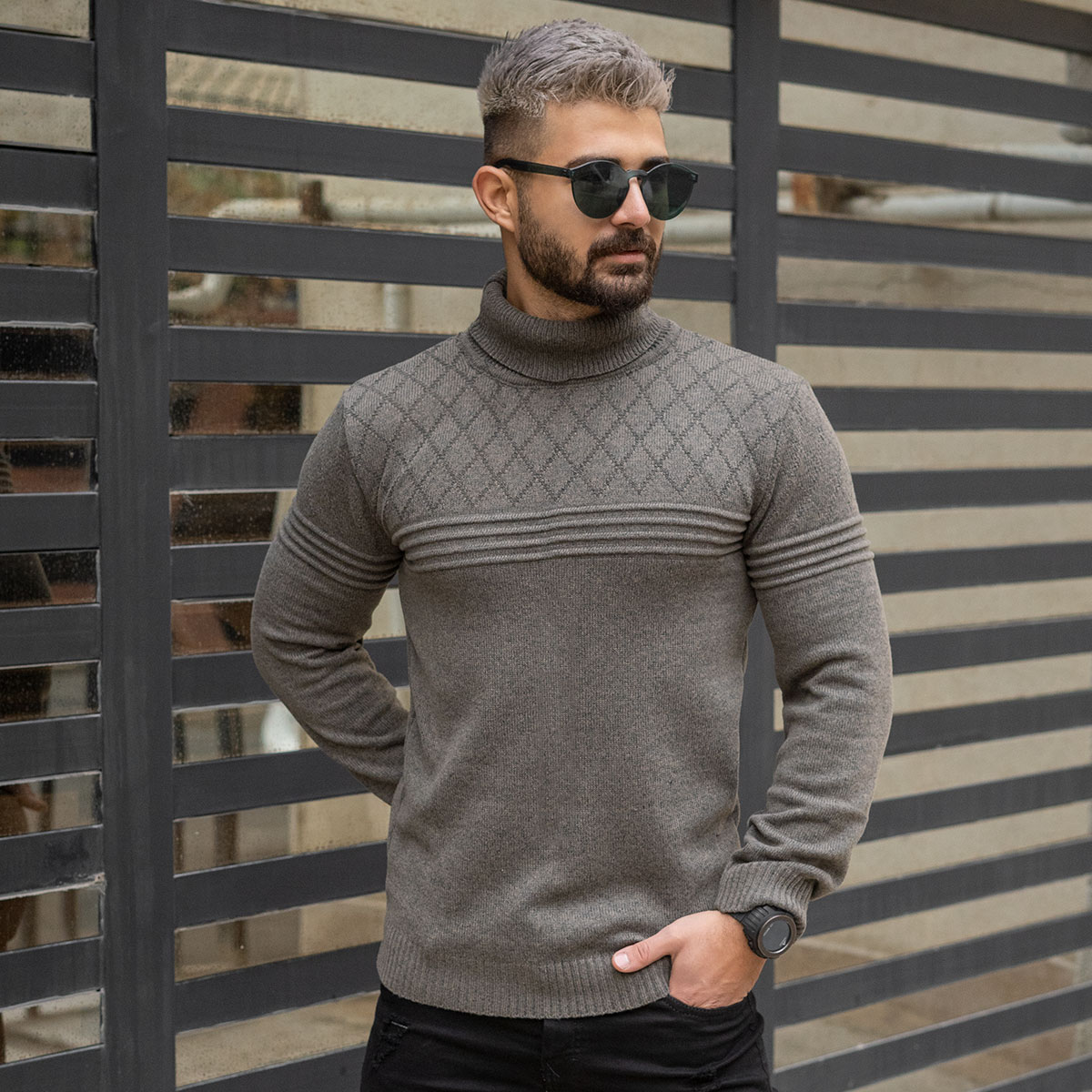 پلیور مردانه خاکی طرح لوزی یقه اسکی مدل Havash