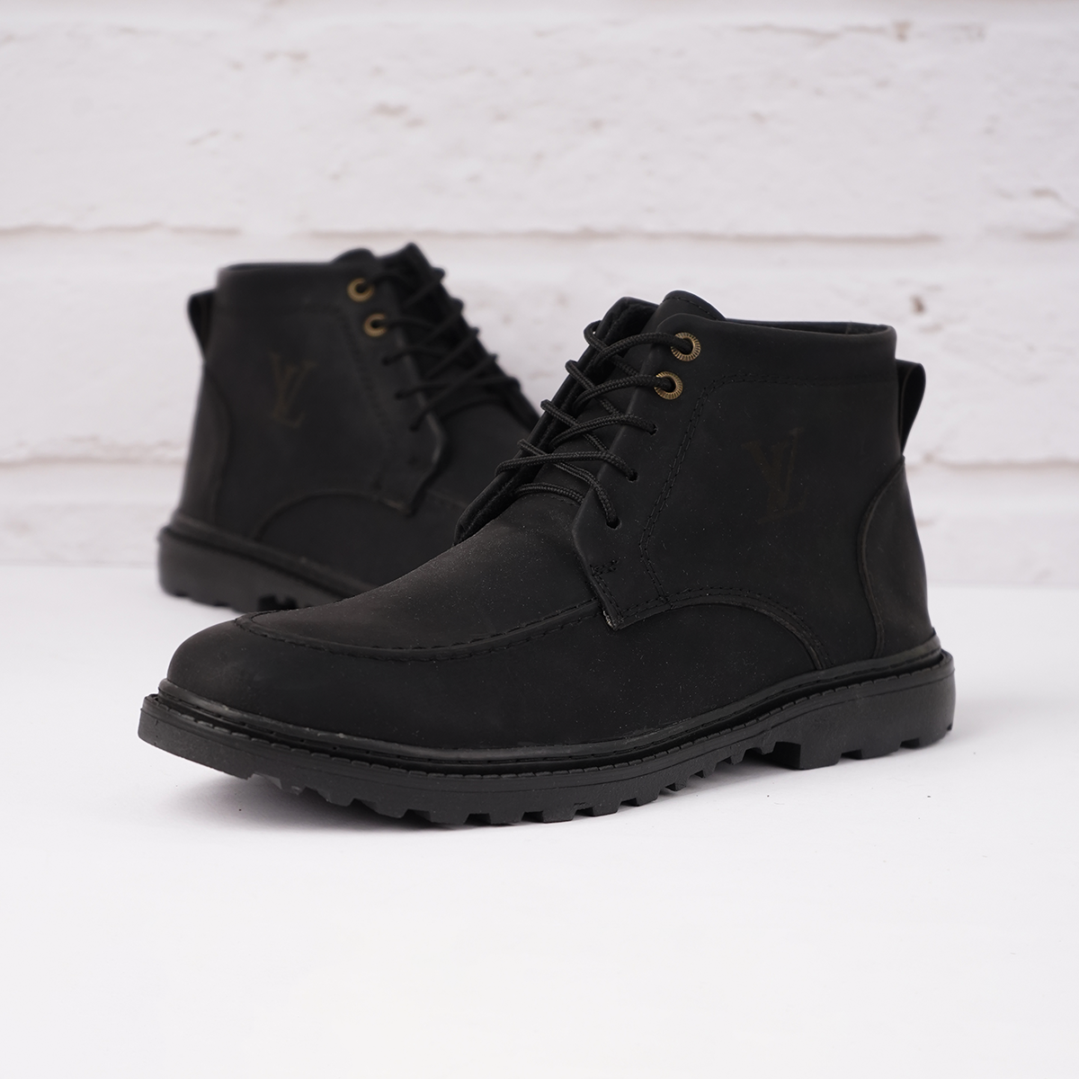 نیم بوت مردانه LV مشکی مات مدل Roni