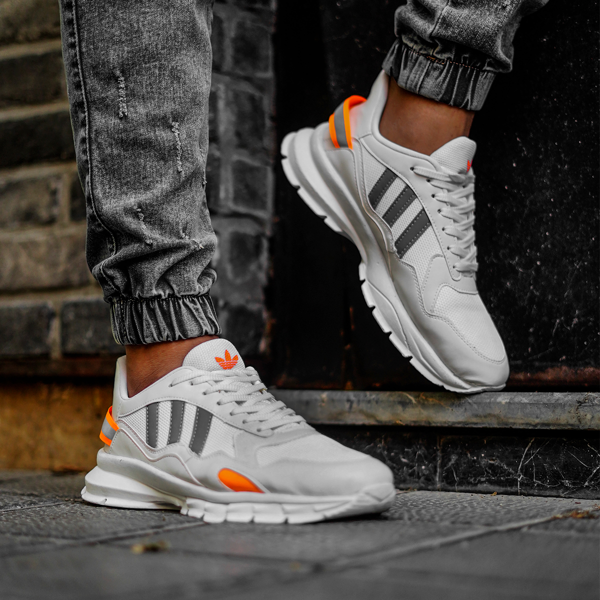 کفش ورزشی Adidas مردانه سفیدنارنجی مدل Levin