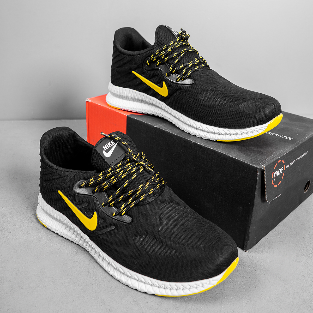 کفش ورزشی Nike مردانه مشکی زرد مدل Roham